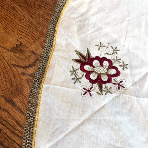 Vintage floral embroidered cream round tablecloth gold accent fringed 71.5” - Picture 8 of 9